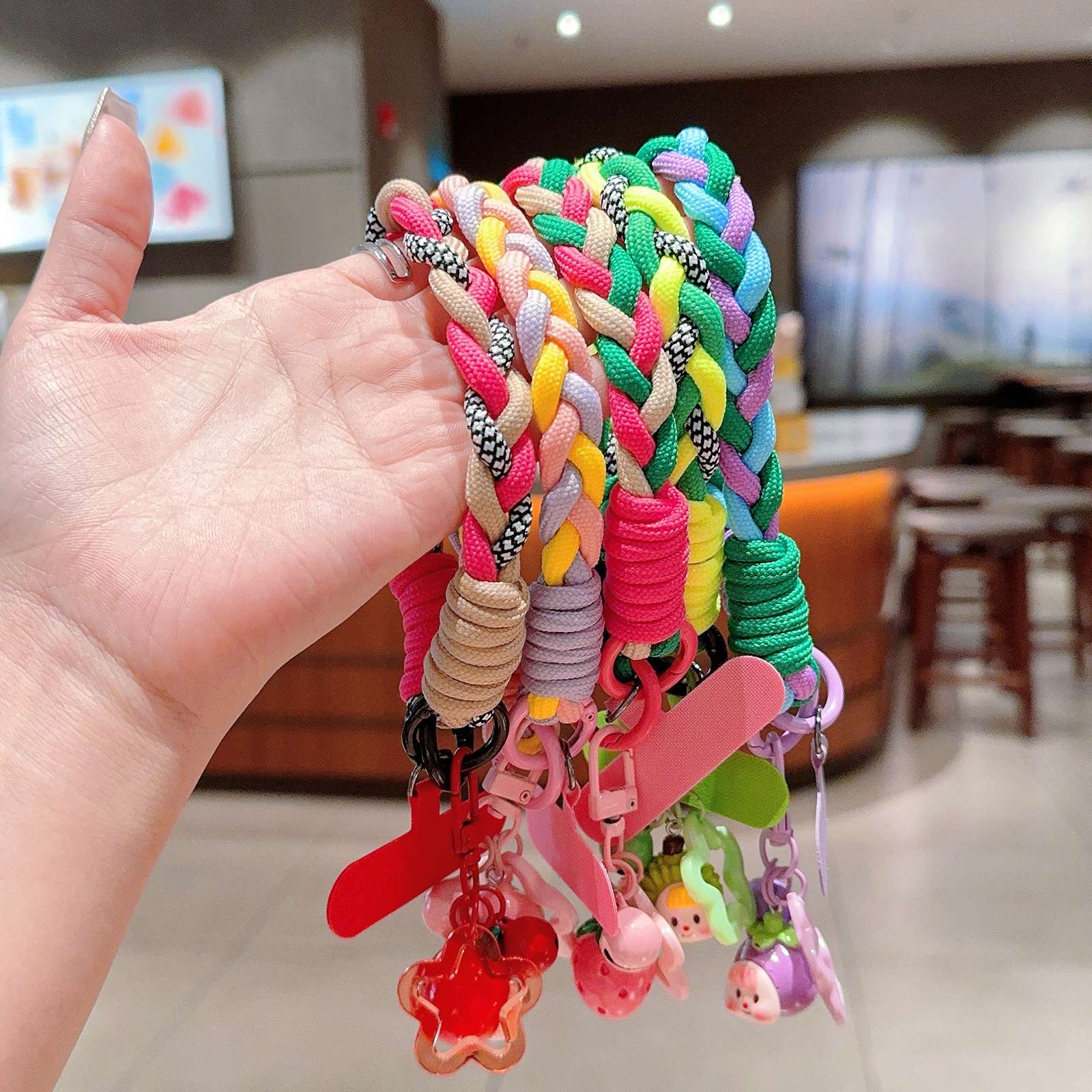 Cordón Universal creativo de dibujos animados para teléfono móvil, correa de muñeca de tres colores, cuerda de mano tejida a mano, accesorios colgantes para teléfono móvil